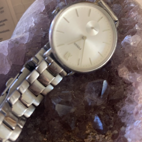 Silver fossil watch may have 📦 no scratches. Works needs battery - Picture 6 of 6